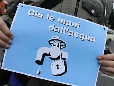 Acqua giù le mani